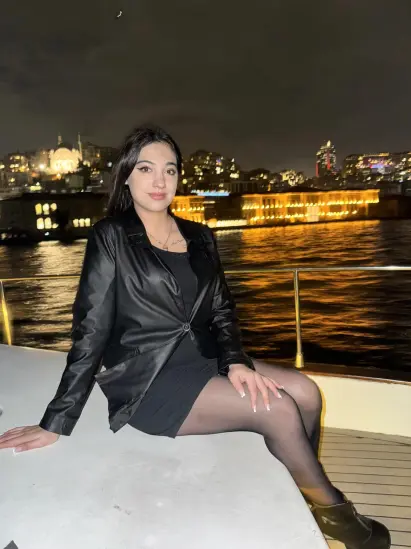 صورة عليا من مدينة اسطنبول في تركيا، فتاة مسلمة تبلغ من العمر 26 سنة