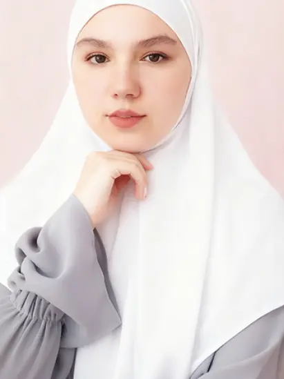 أمينة فتاة مسلمة من مدينة غيخي في الشيشان روسيا