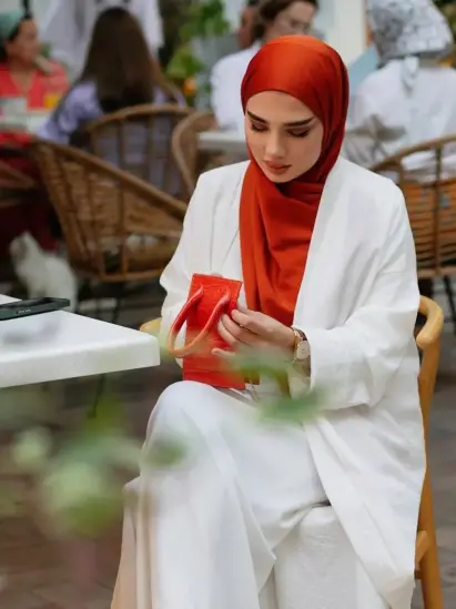 نوزا فتاة روسية مسلمة مقيمة في إسطنبول