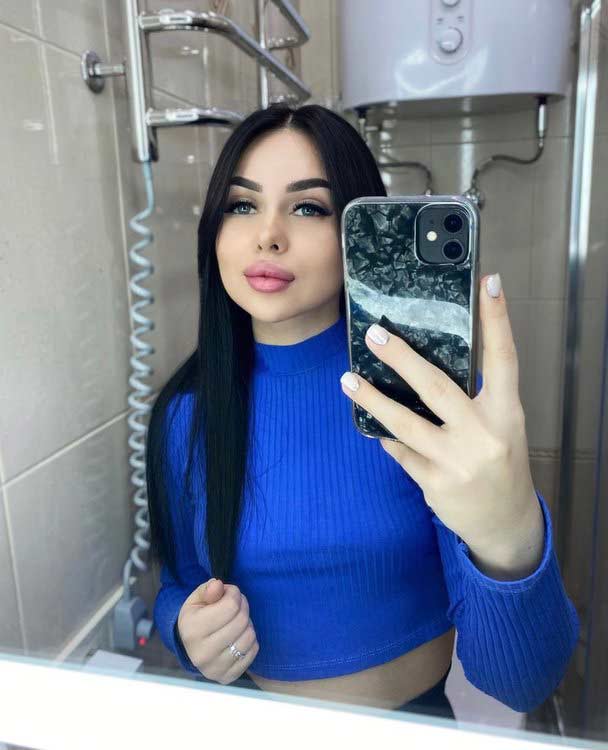 صورة فتاة أوكرانية ، تعكس روح التفاؤل والاستقلالية