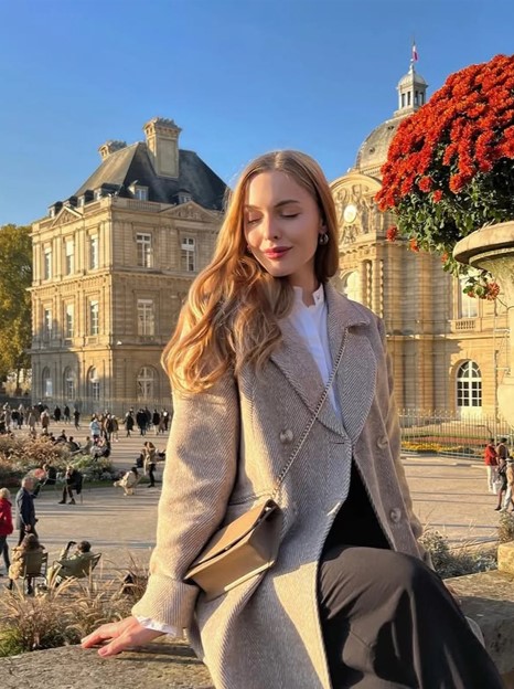 صورة شخصية لفتاة أوروبية تعيش في فرنسا